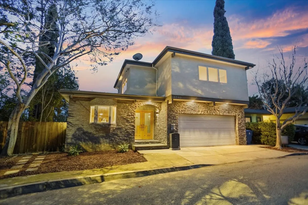 Hillside Los Angeles home with panoramic city view at dusk